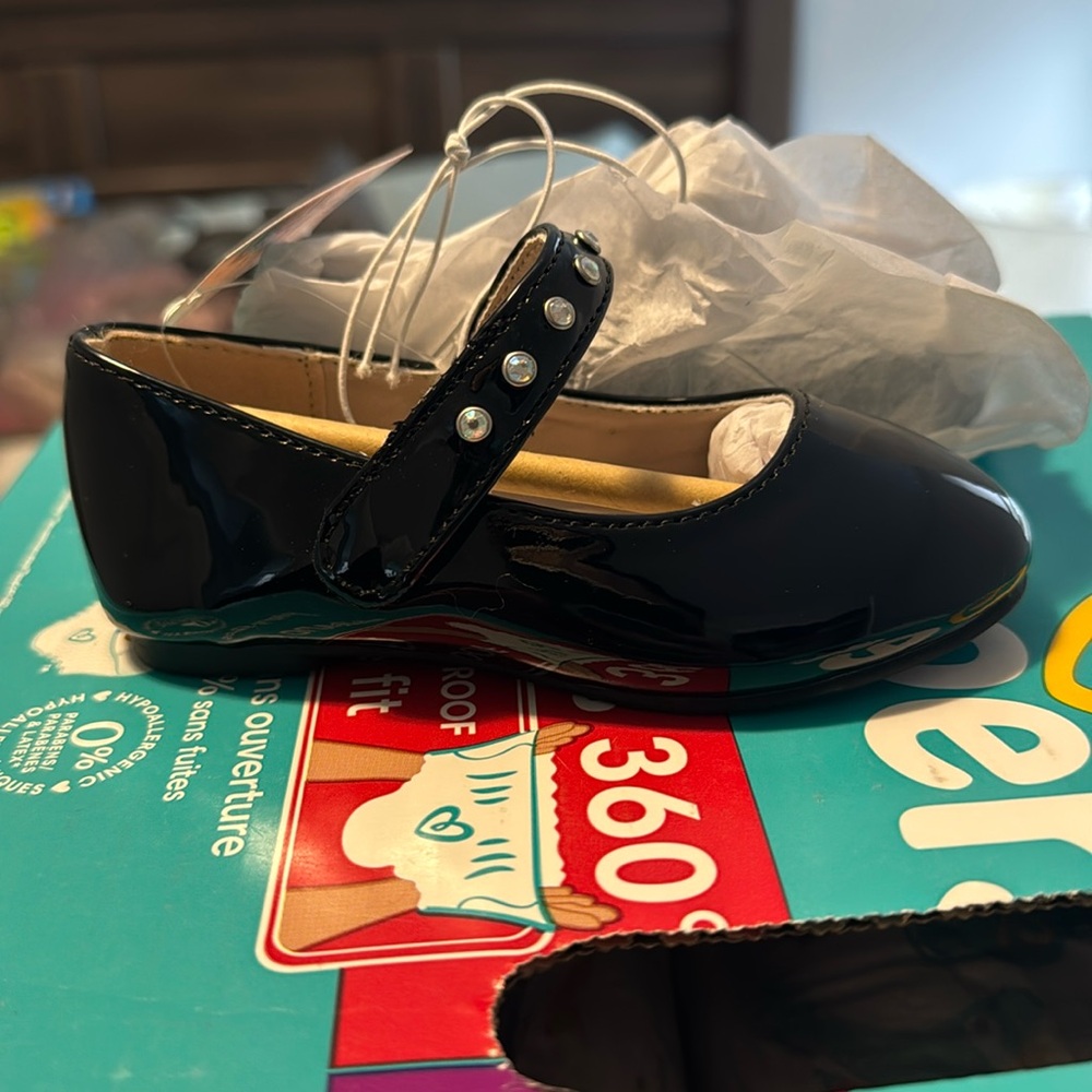 Black toddler flats size 6.